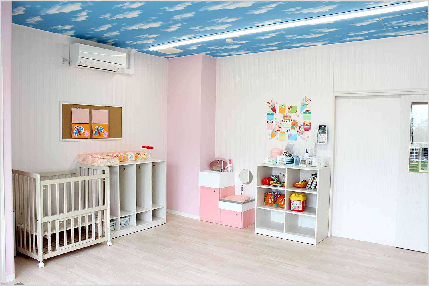 仙台市認可保育園れいんぼーなーさりー田子館の0歳児室です